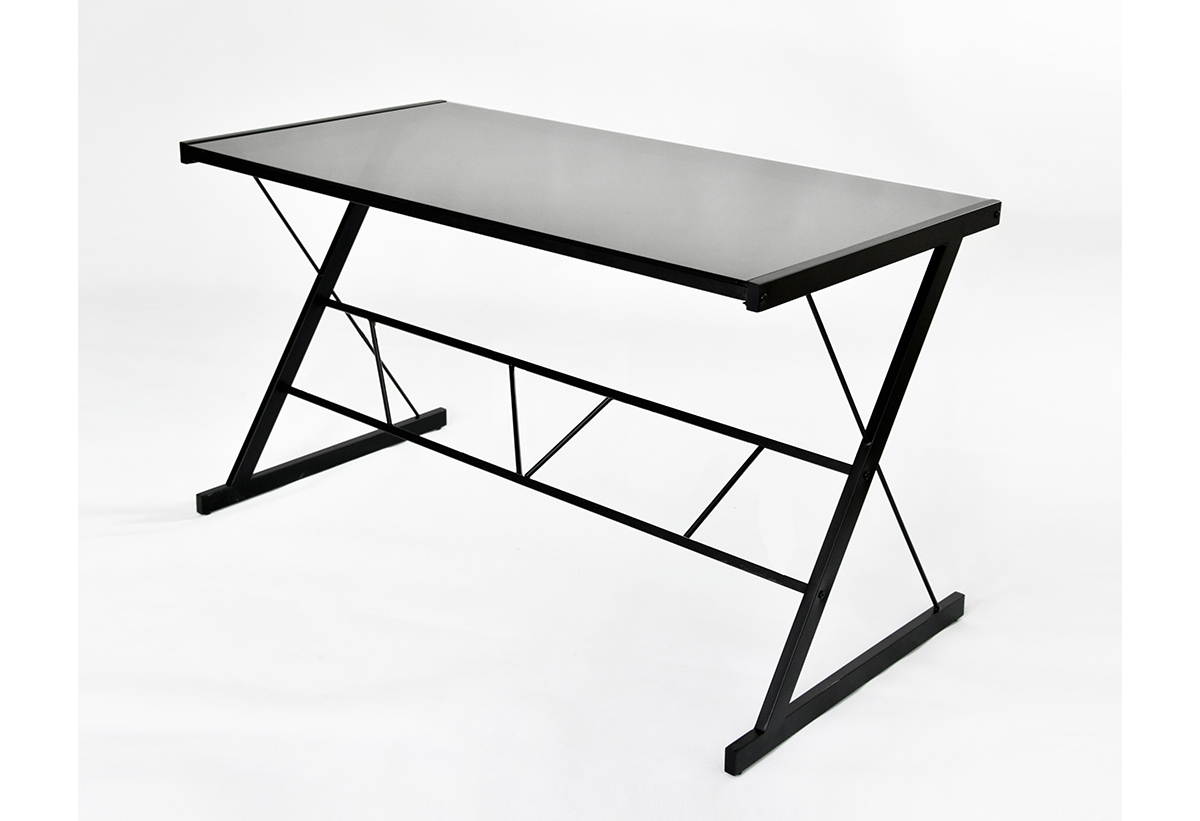 Απεικονίζεται γωνιακή λήψη του γραφείου.